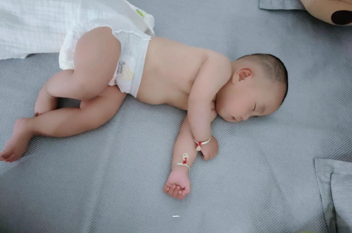 肇州宝宝胳膊上起红疙瘩